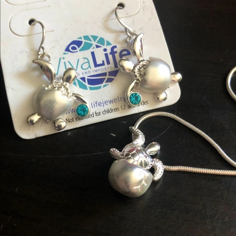 Necklace and earring set
